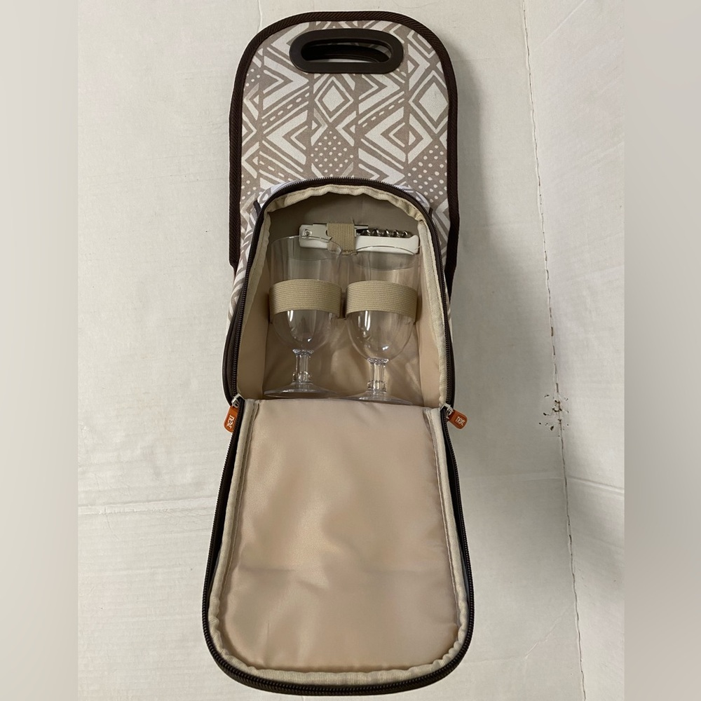 Picnic bag for wine enthusiast